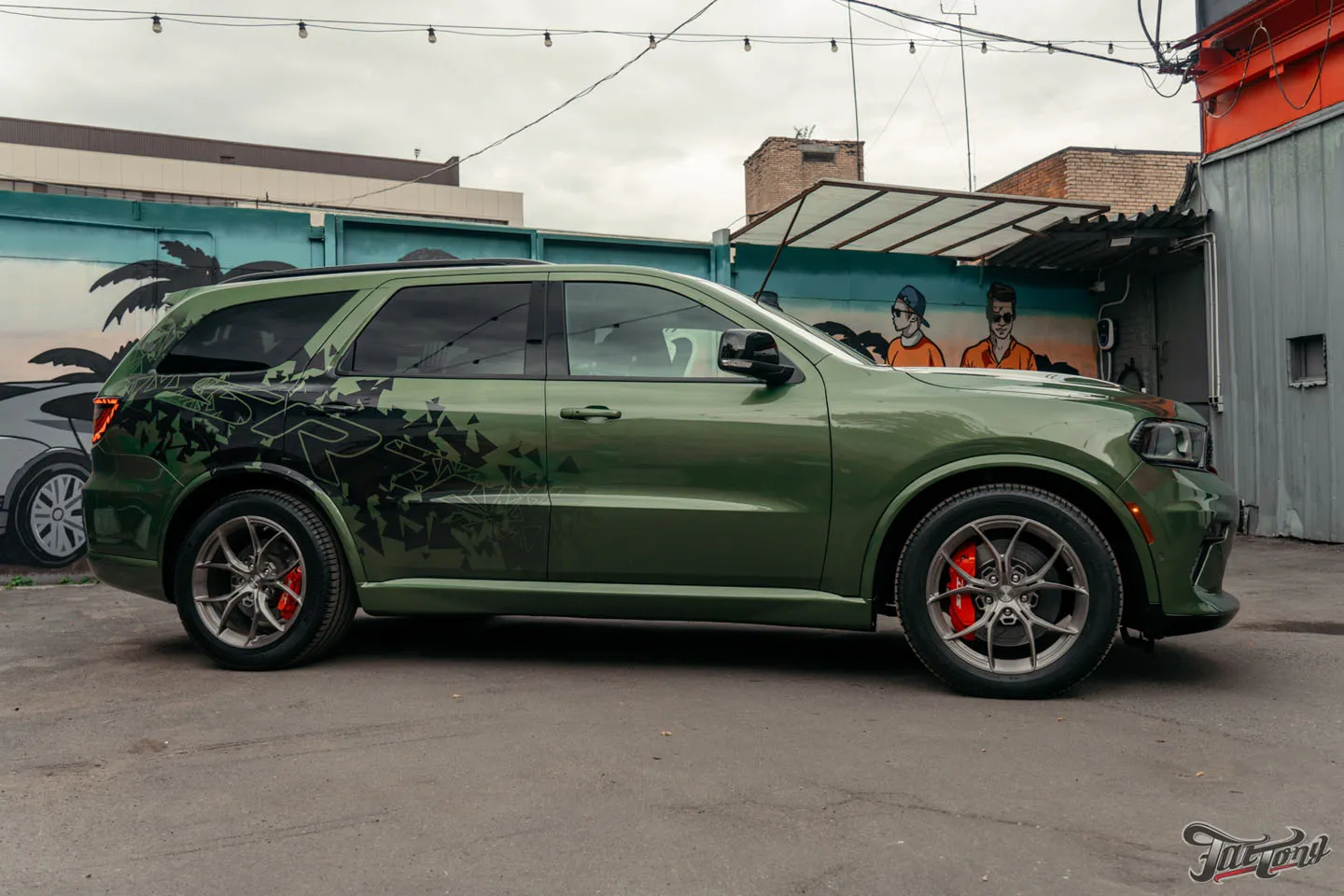 Изготовили и установили цветные ремни с принтом на большой проект Dodge Durango SRT